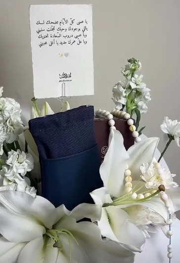 مسباح ابيض ونظارة شمسية من  Le Specs