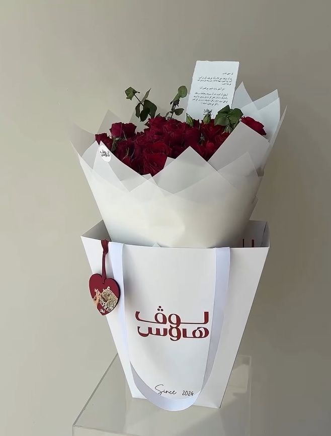 باقة ورد احمر مع تعليقة سيارة