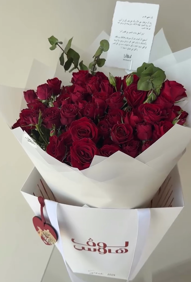باقة ورد احمر مع تعليقة سيارة