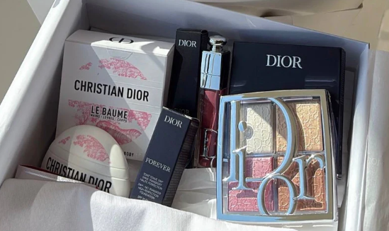 Dior عقد و ميكب من