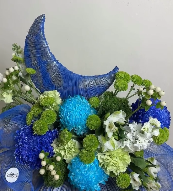 فازة زرقاء مع هلال