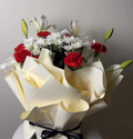 باقة حمراء وبيضاء