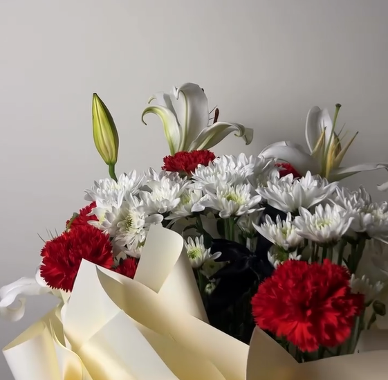 باقة حمراء وبيضاء