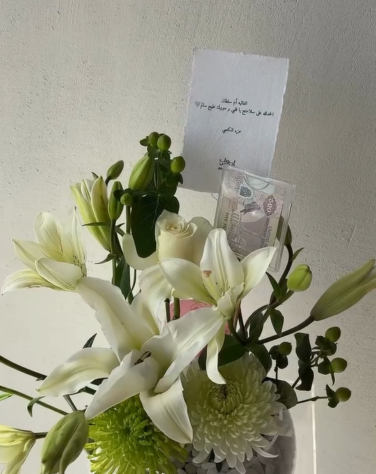 فازه ورد ابيض واخضر مع 500 كاش