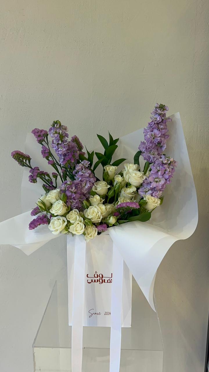 باقة بنفسجية وبيضاء