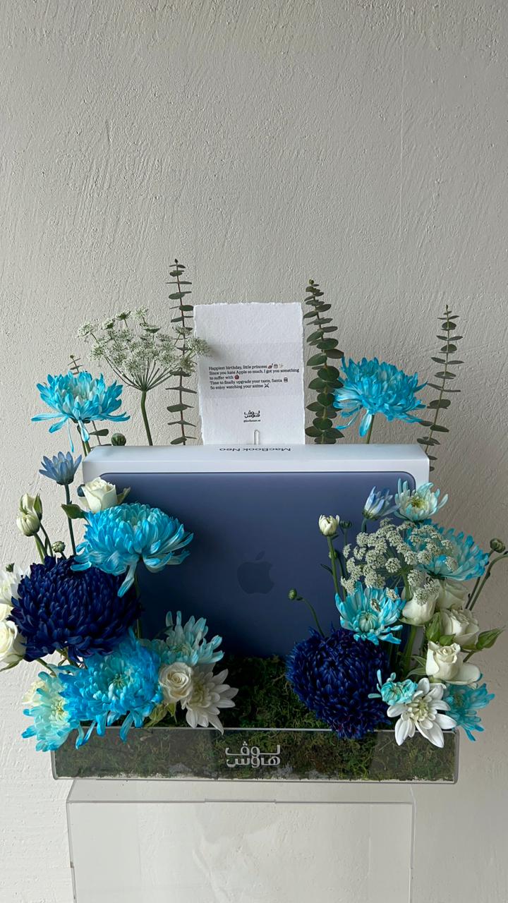 MacBook Neo هدية مع ورد