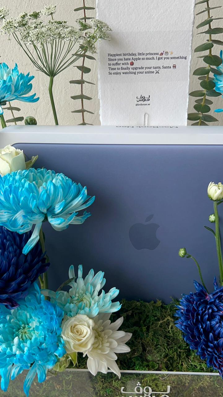 MacBook Neo هدية مع ورد