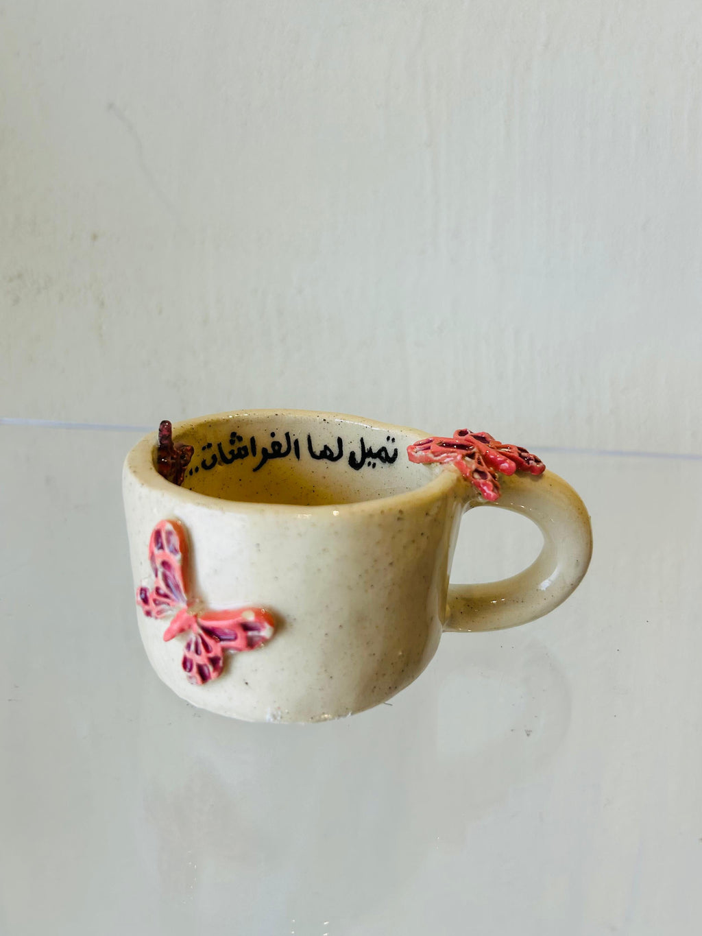 كوب الفراشات الوردي