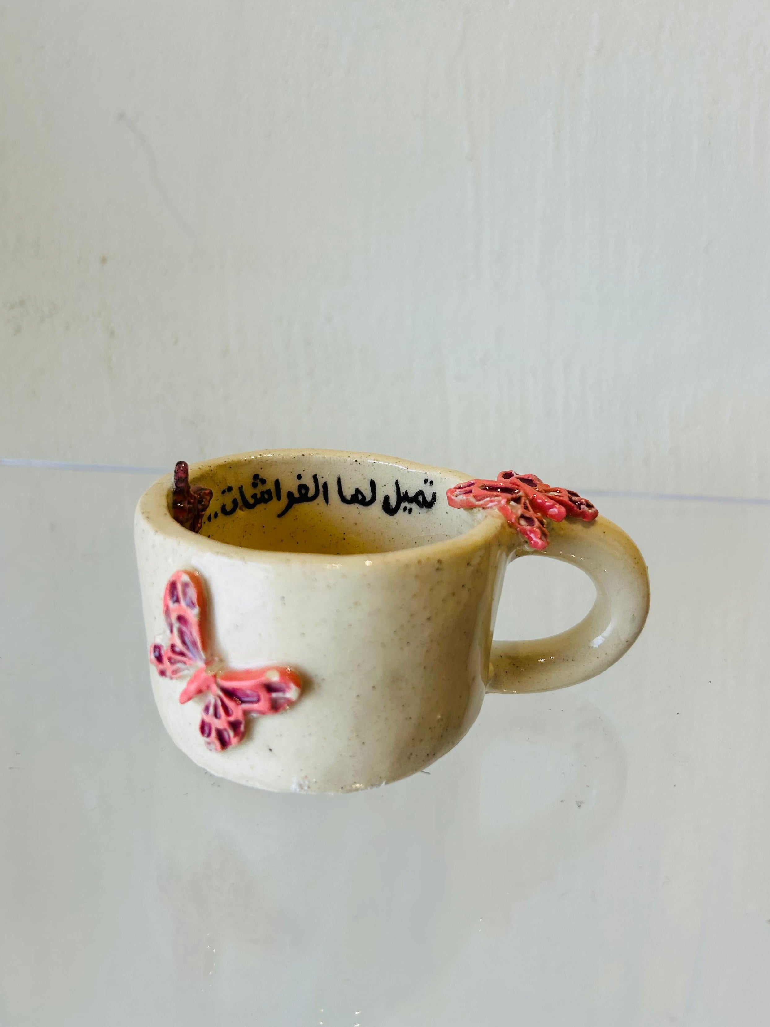 كوب الفراشات الوردي