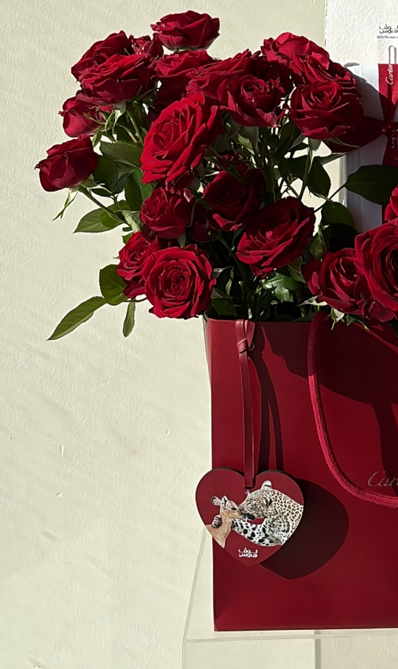 وميدالية الغزال Pasha de cartier ورد احمر مع عطر