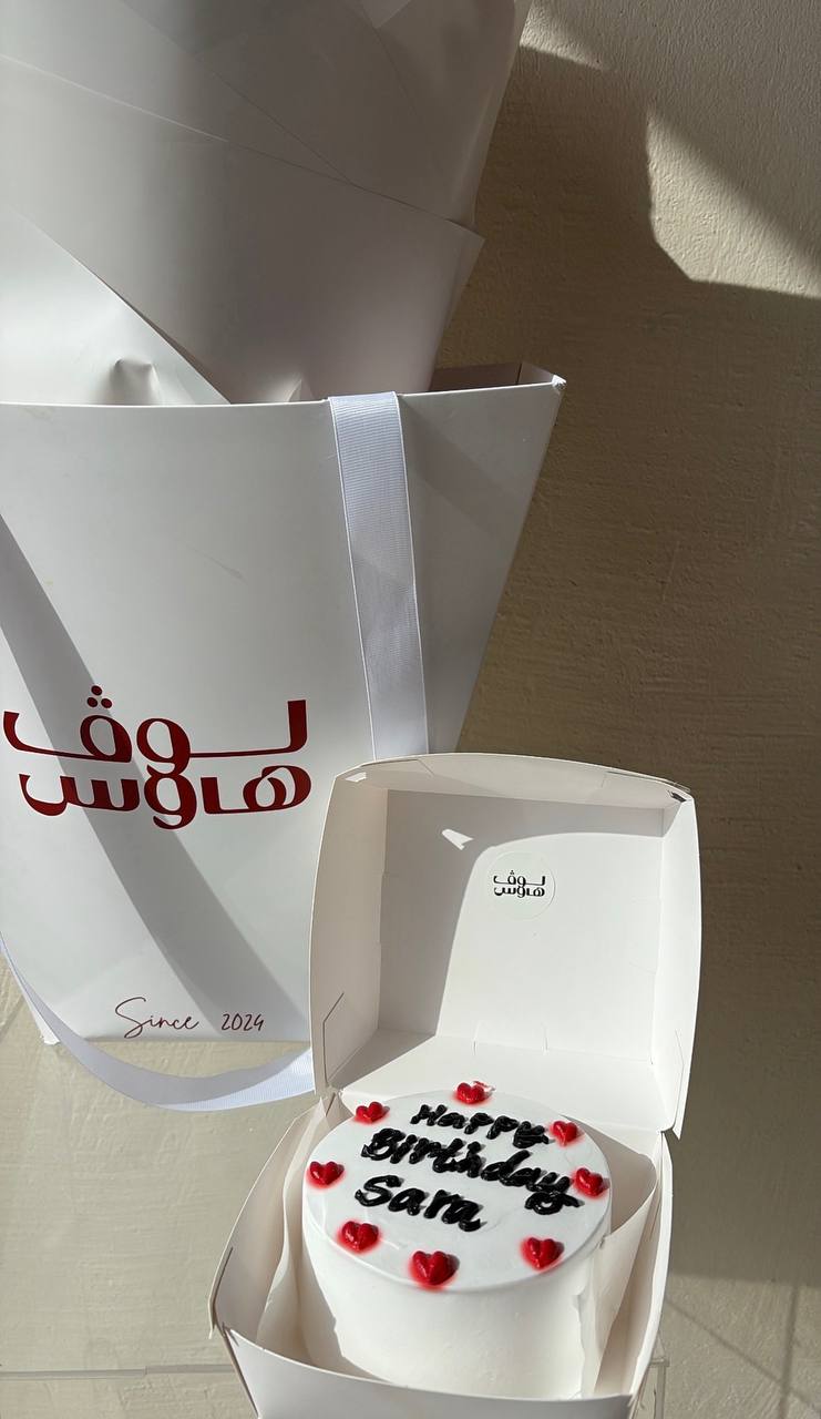 باقة حمراء مع كيكة
