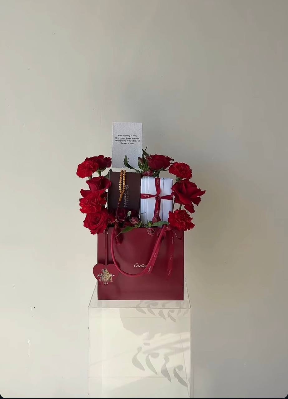 Cartier – كارد هولد ومسباح وميدالية