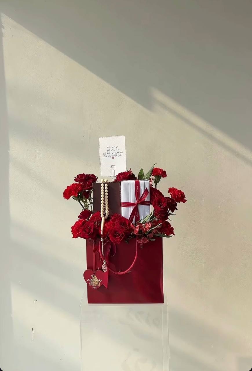 Cartier – بوك عنابي ومسباح وميدالية