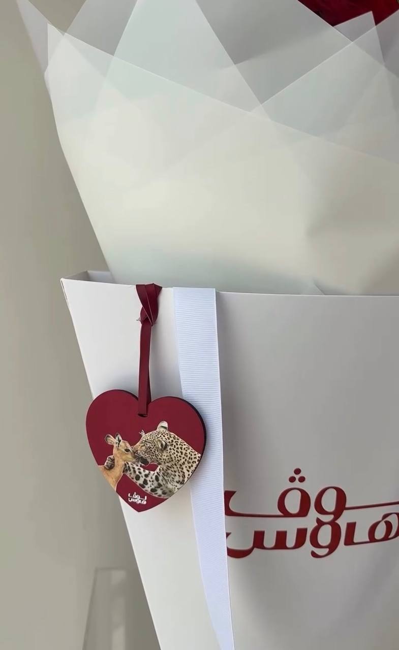 باقة حمراء وميدالية الغزال