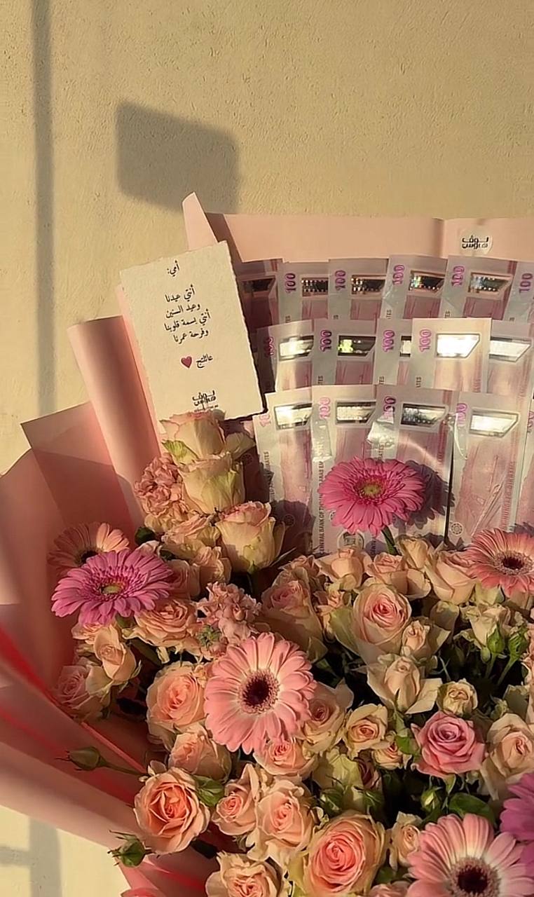 ياقة وردية مع 2,500 كاش