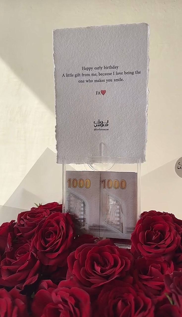باقة حمراء مع 2,000 كاش