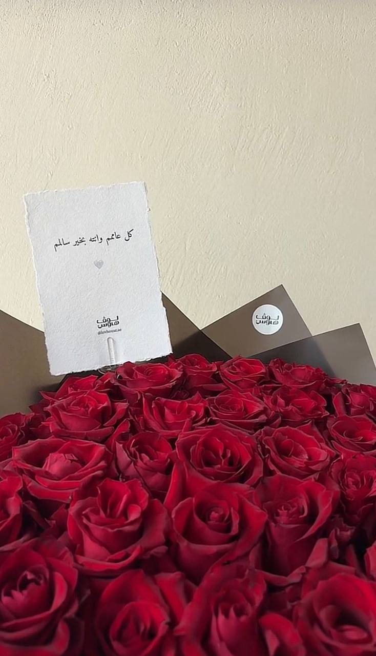 باقة 30وردة حمراء بتغليف اسود