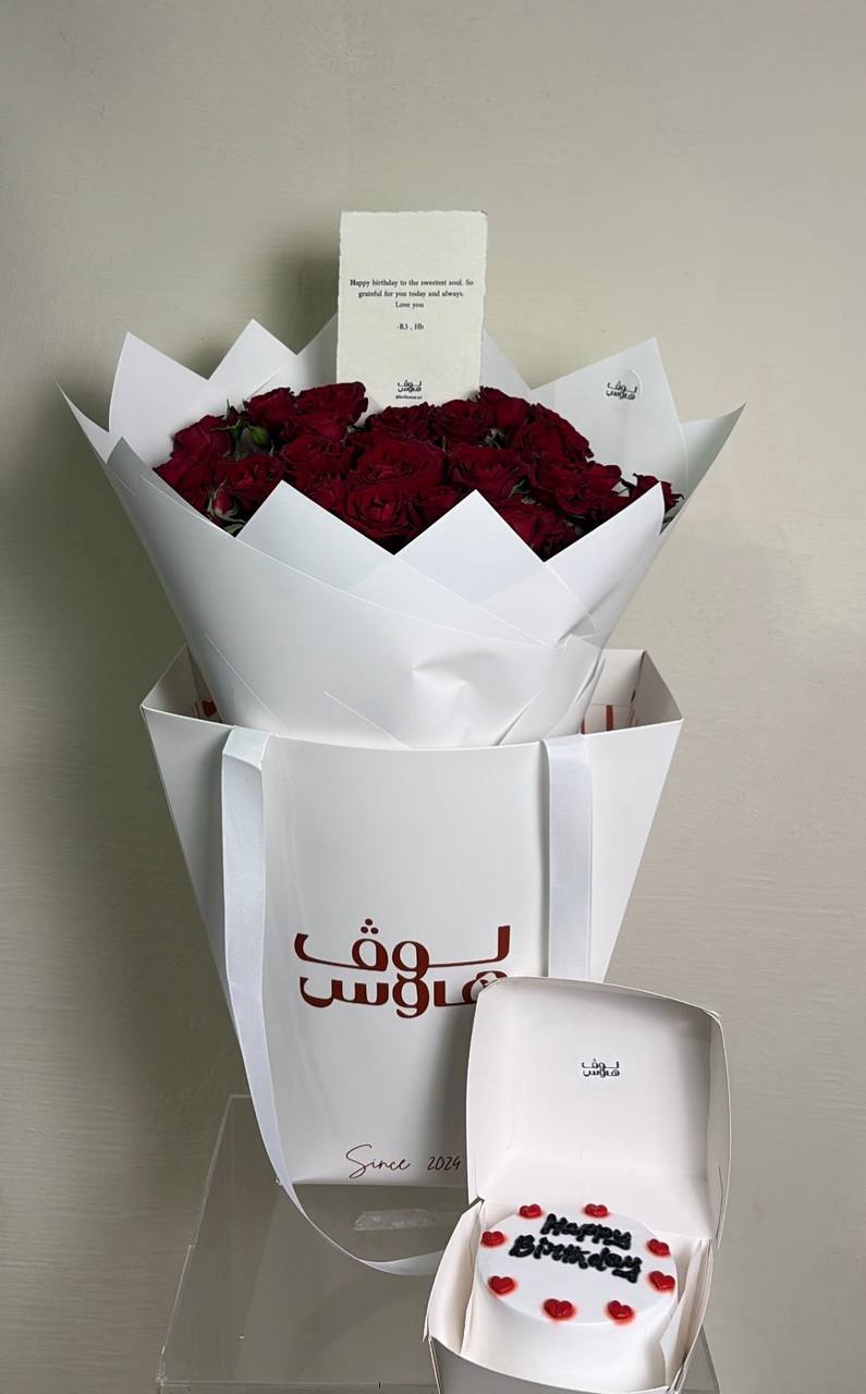 باقة حمراء مع كيكة