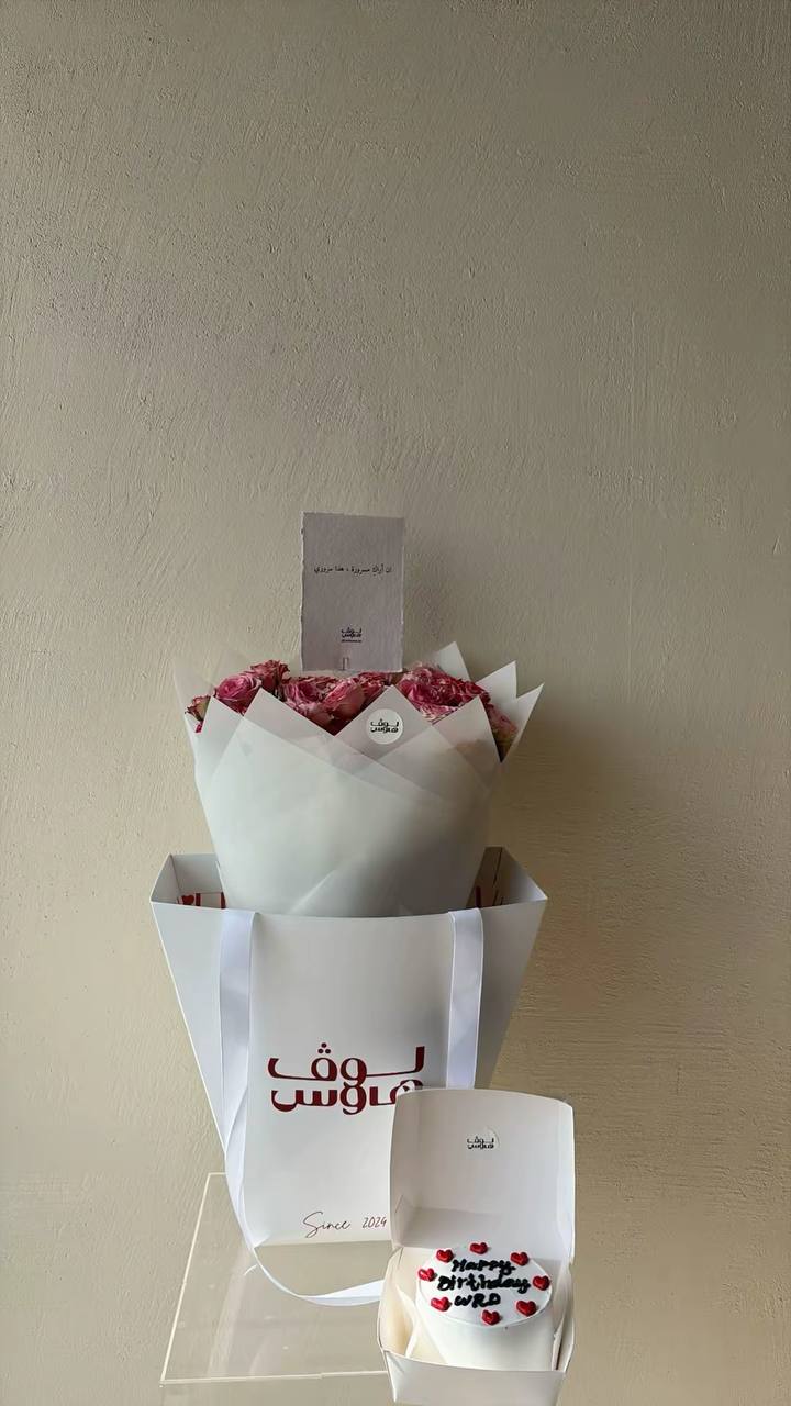 باقة وردية مع كيك