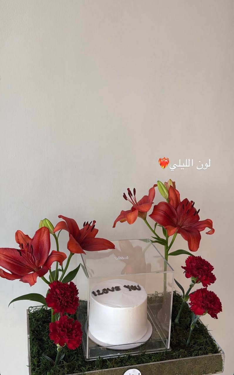 كيك مع الليلي الأحمر النادر