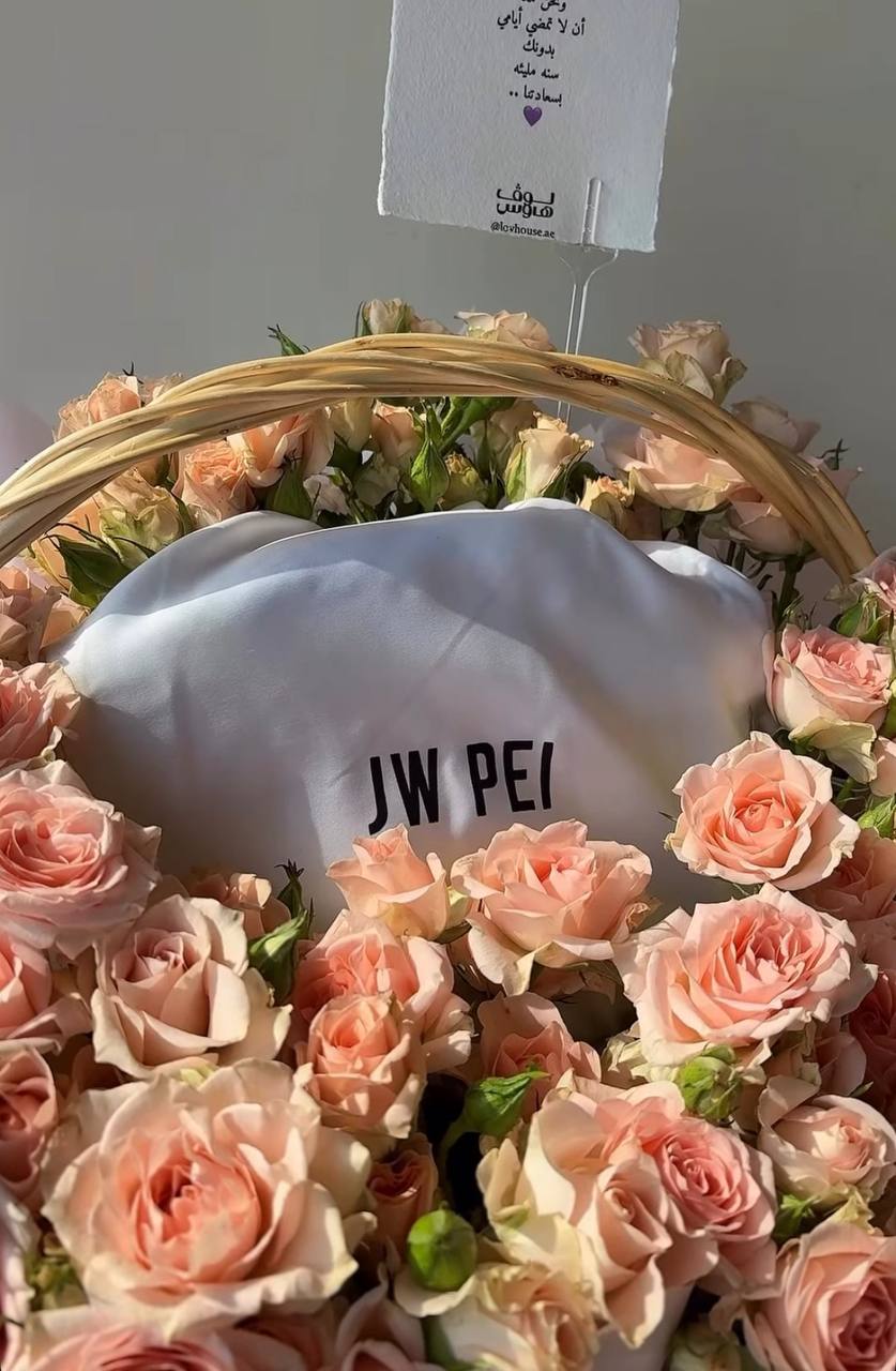L سلة وردية Jw Pei  شنطة