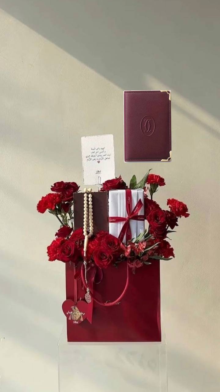 Cartier – بوك عنابي ومسباح وميدالية