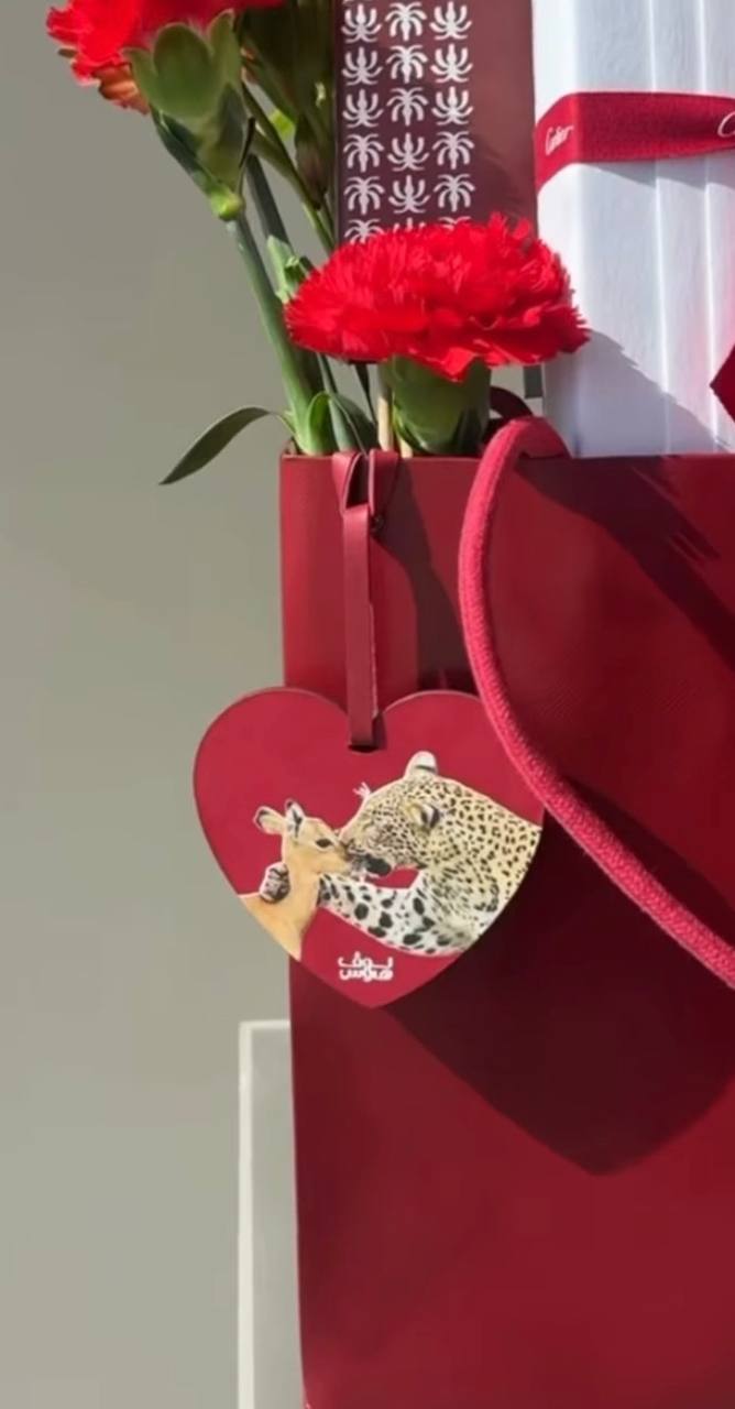Cartier – كارد هولد ومسباح وميدالية
