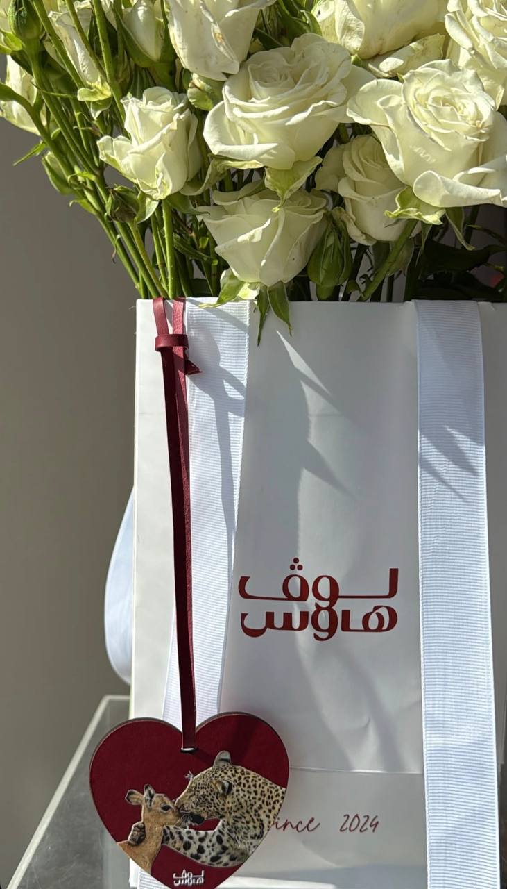 باقة ورد بيضاء مع ميدالية الغزال