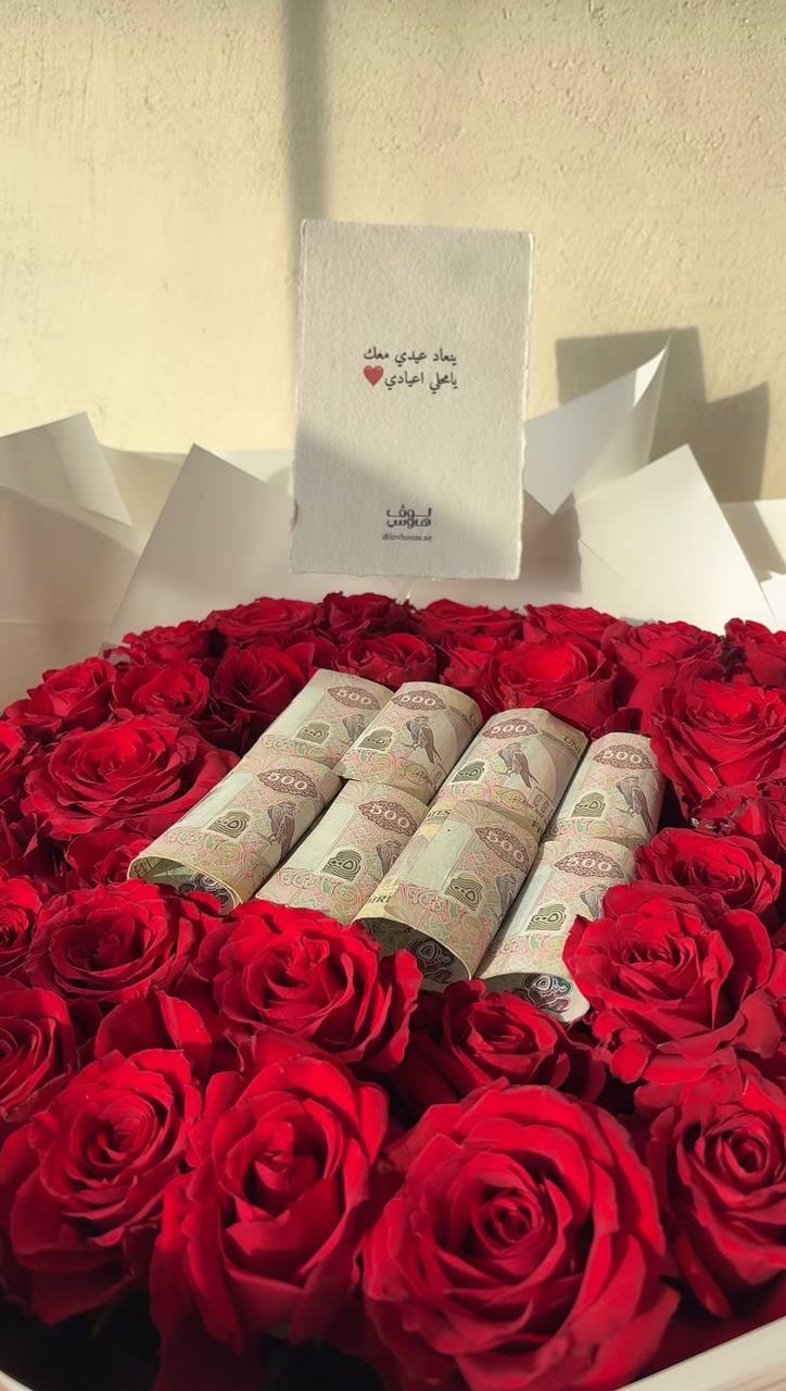 باقة حمراء مع 4000 كاش