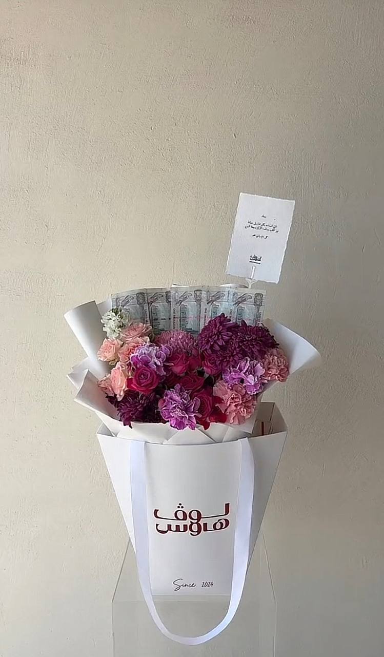 باقة وردية مع 5,000 كاش