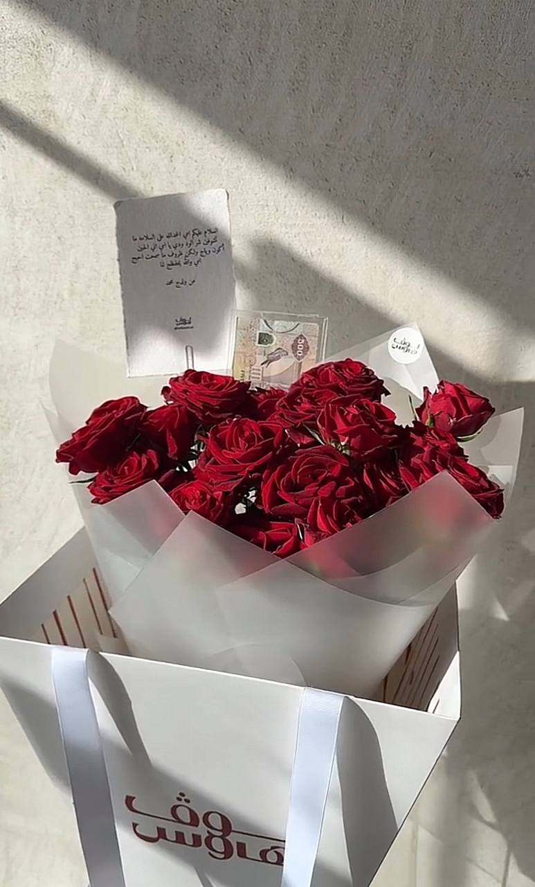 باقة حمراء مع 500 كاش