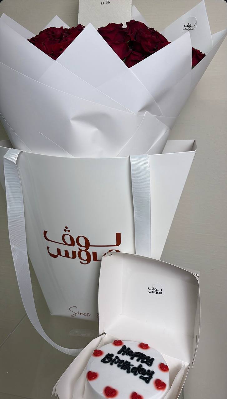 باقة حمراء مع كيكة