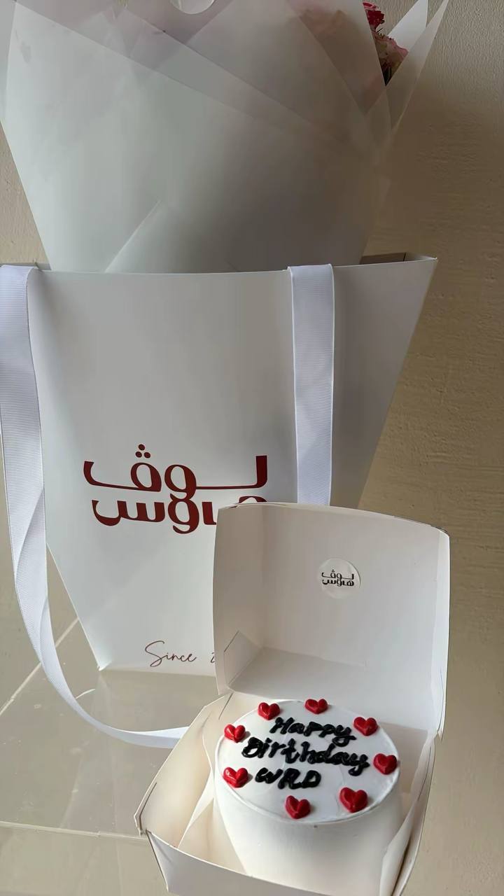 باقة وردية مع كيك