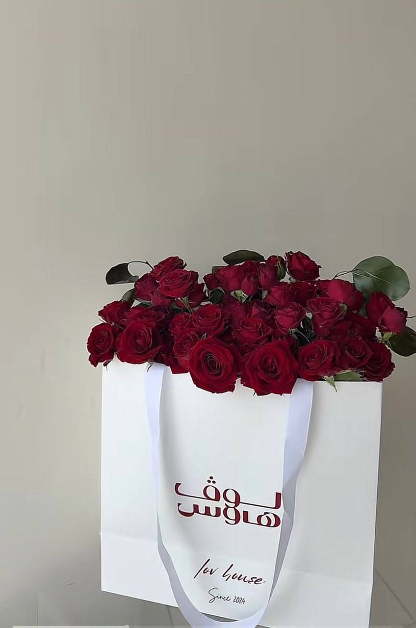 كيس لوف هاوس بالورد الاحمر وكيكة كبيرة