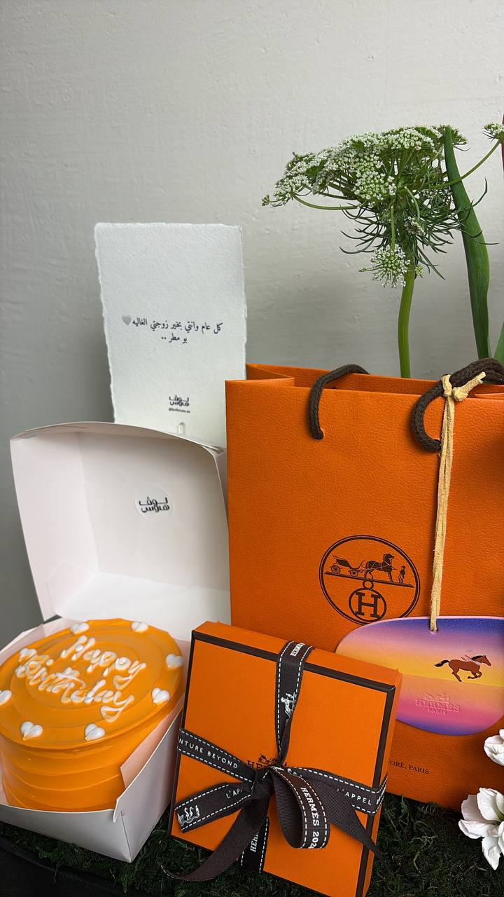 مع كيك Hermès عقد