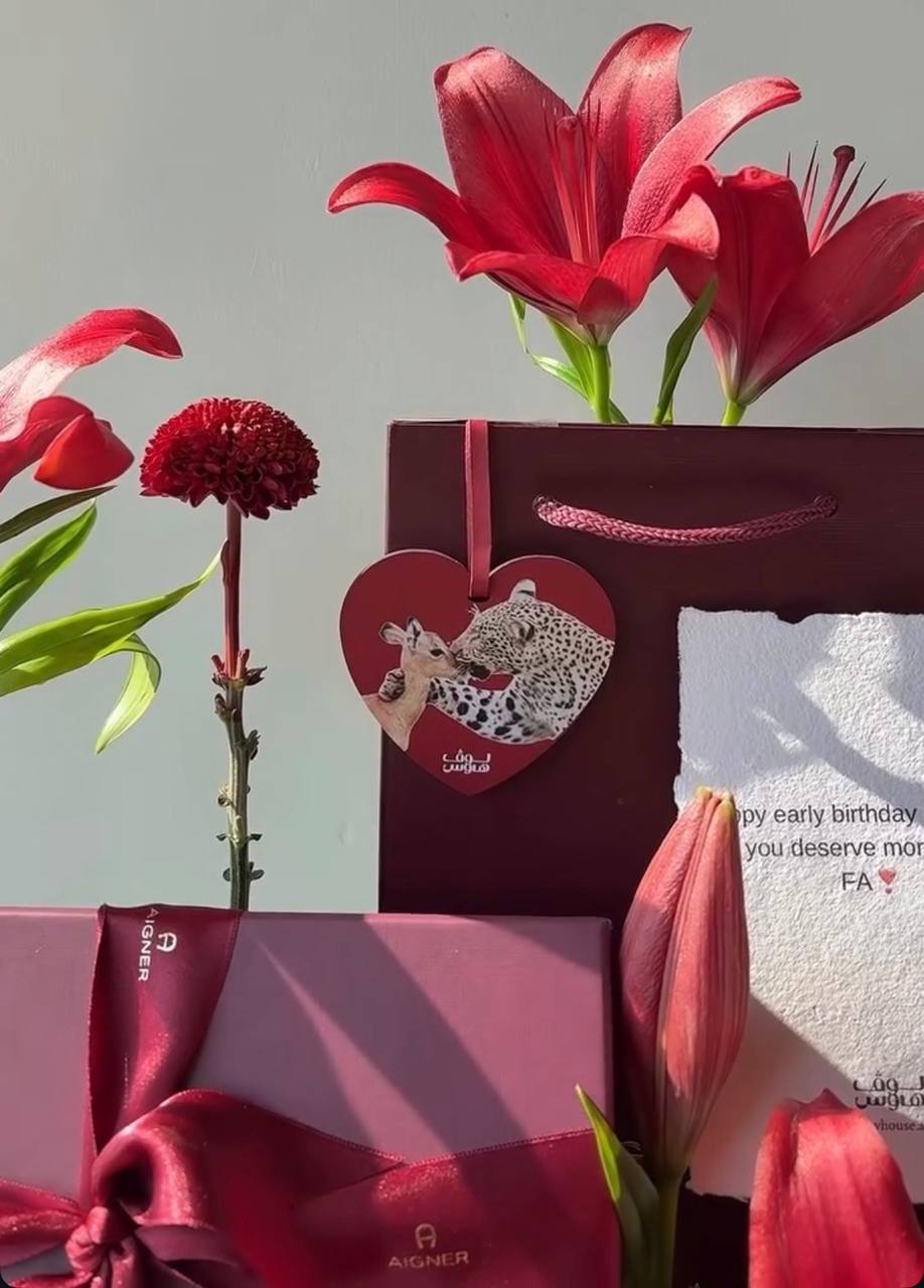وميدالية الغزال  Aigner شماغ ابيض من