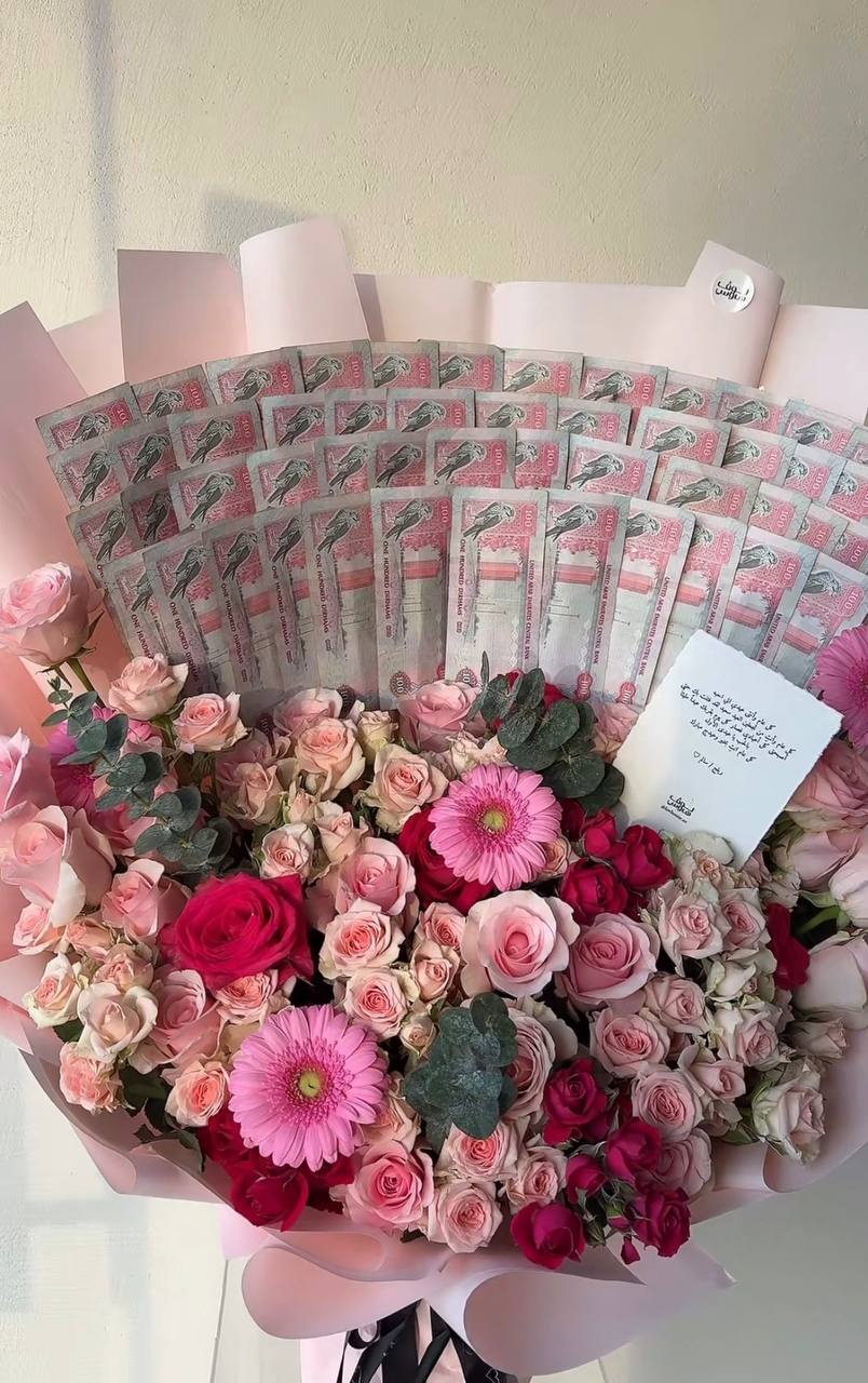 باقة وردية مع 5,000 كاش