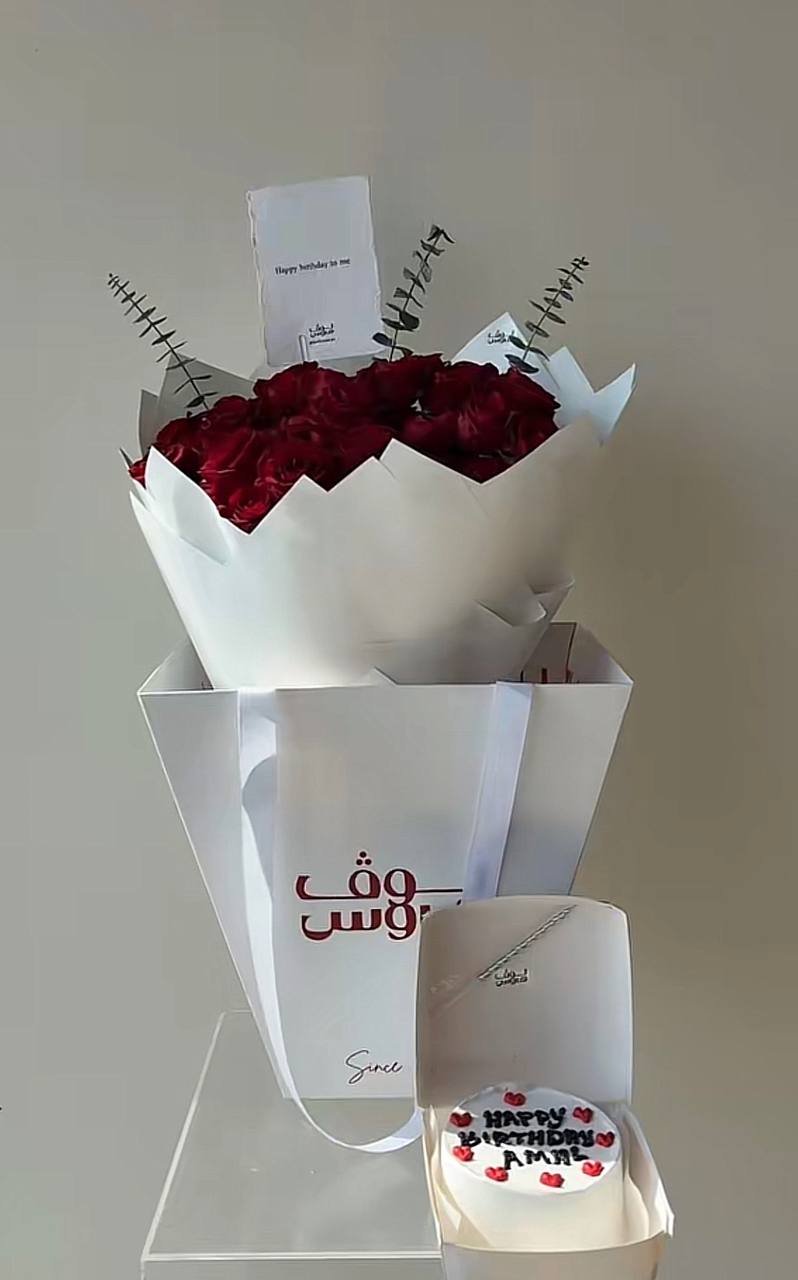 باقة حمراء مع كيكة