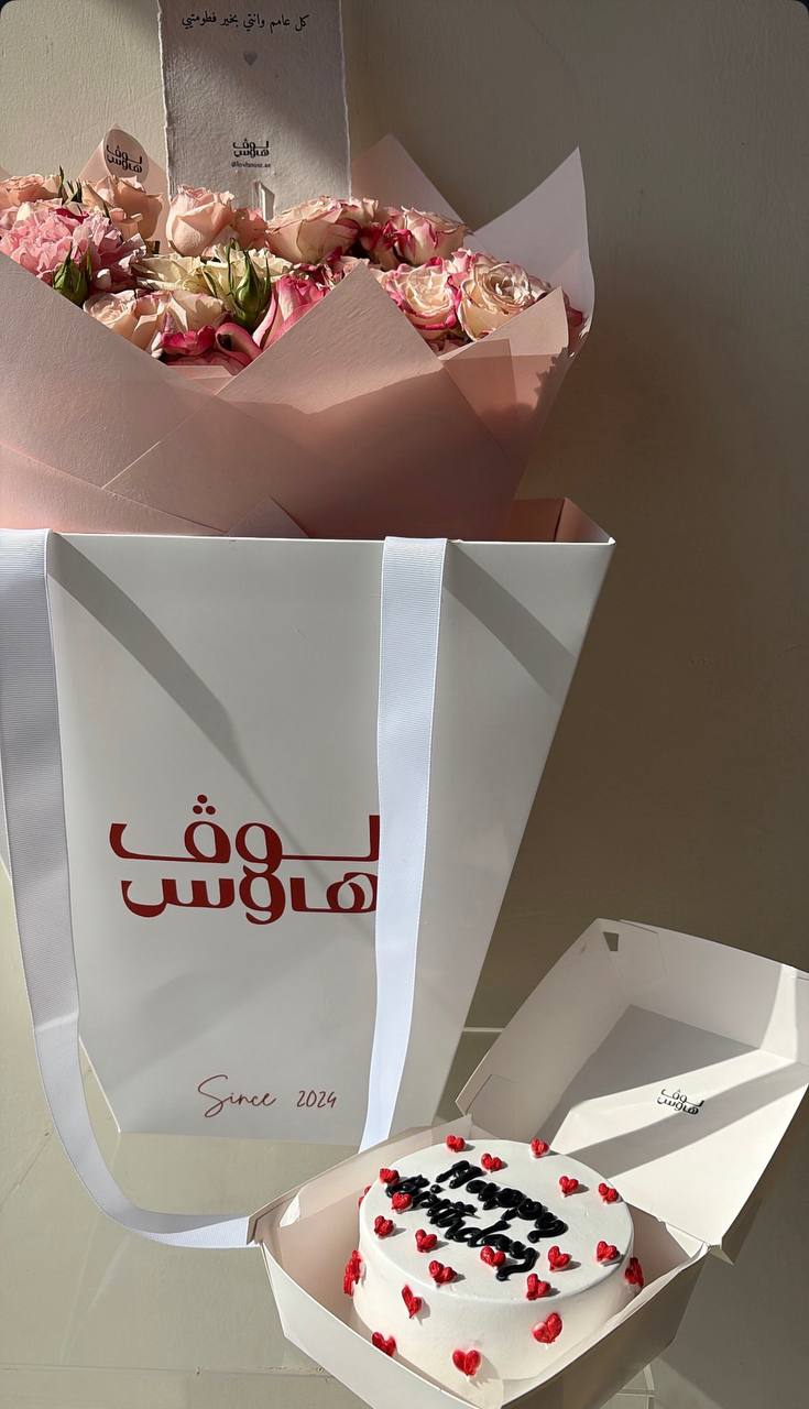 باقة وردية وكيك
