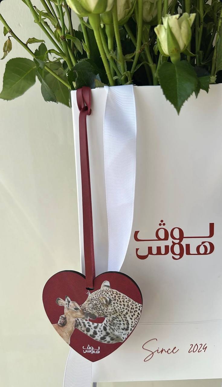 باقة بيضاء و كيكة قلوب وميدالية الغزال