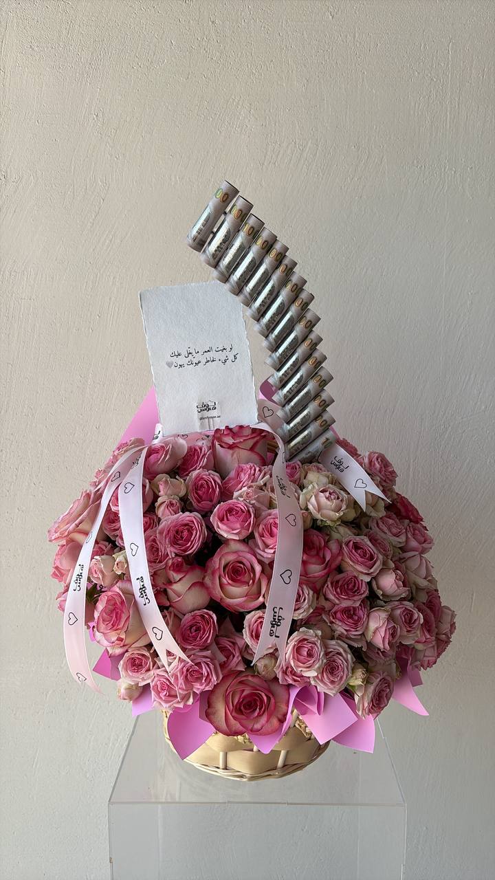 سلة وردية مع 15,000 كاش