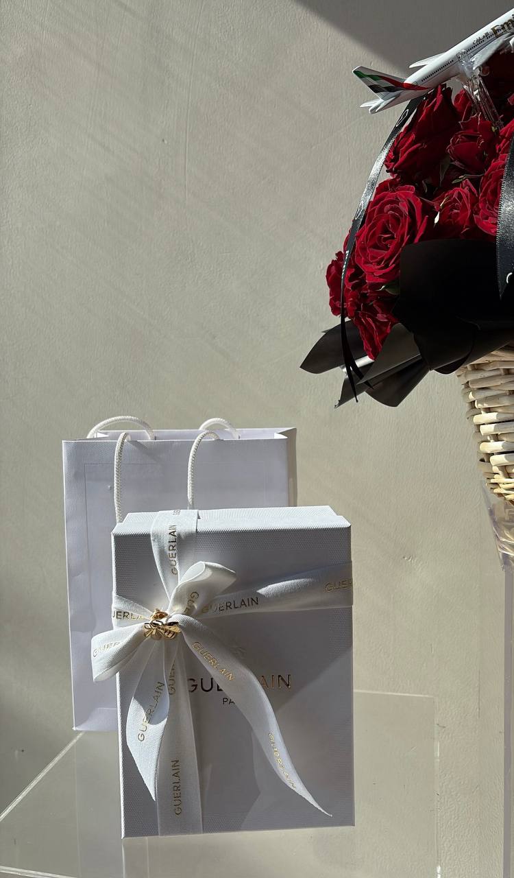 L مع سلة حمراء وطيارة الامارات Guerlain عطر