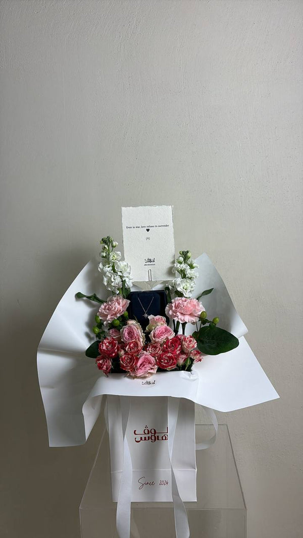 عقد star apm مع باقة وردية