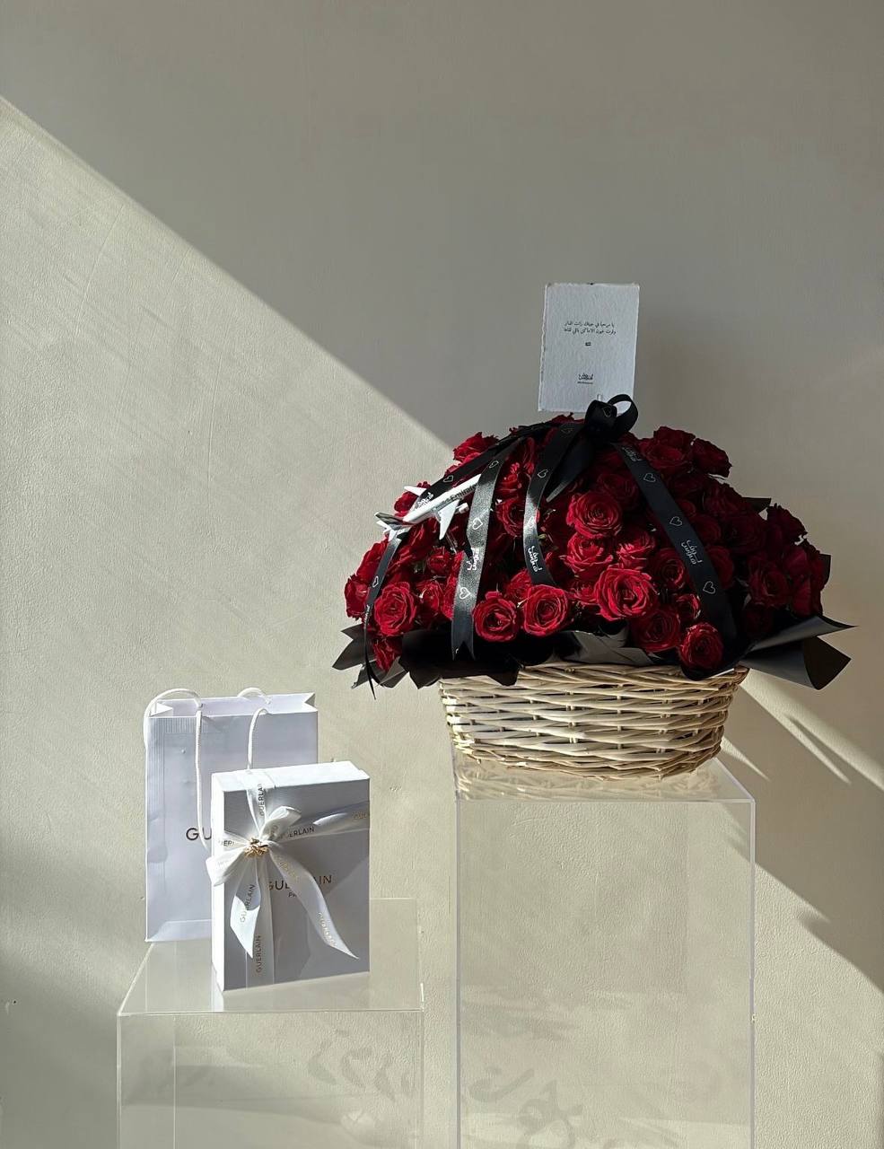 L مع سلة حمراء وطيارة الامارات Guerlain عطر