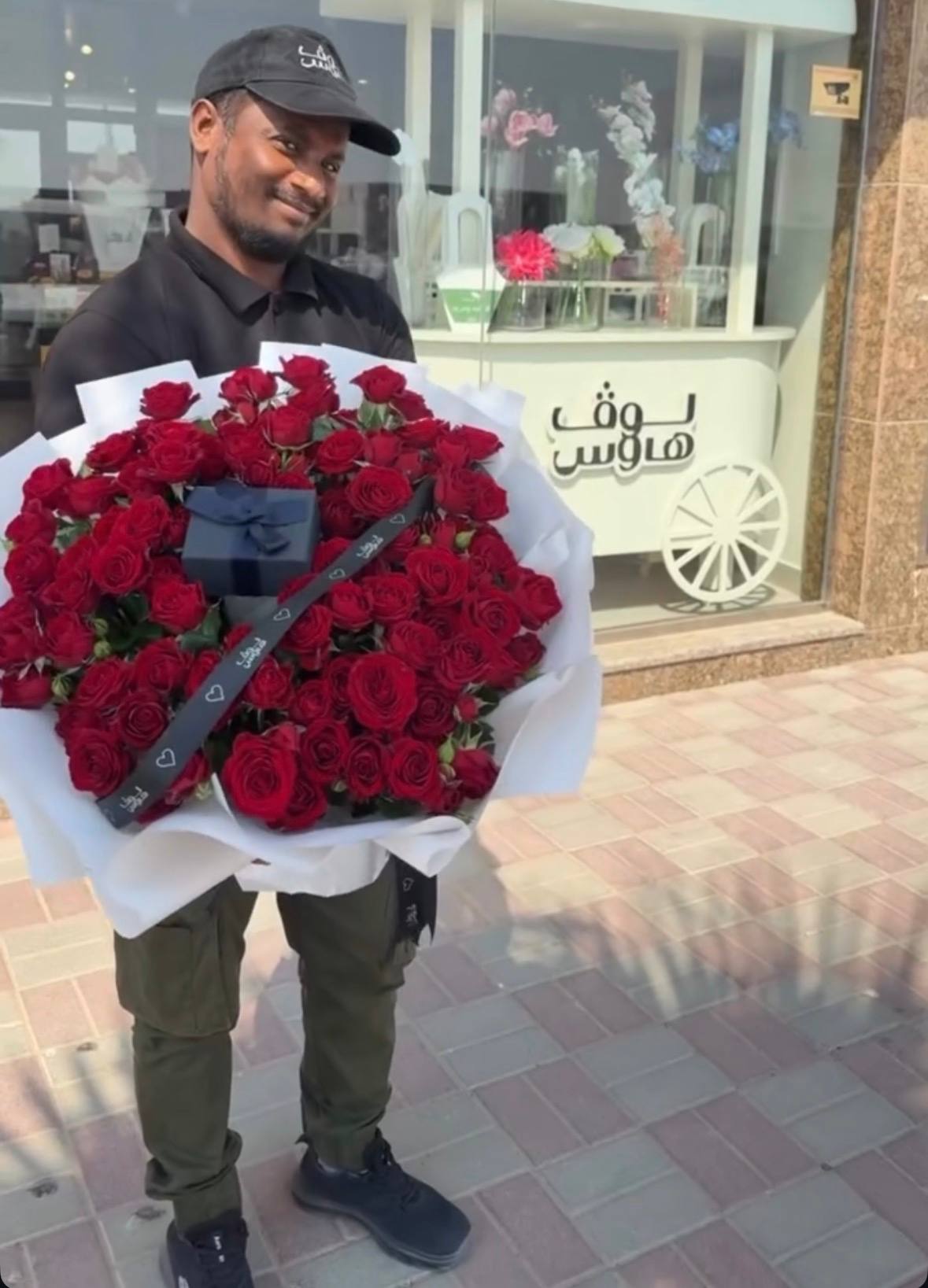apm خاتم في باقة حمراء كبيرة