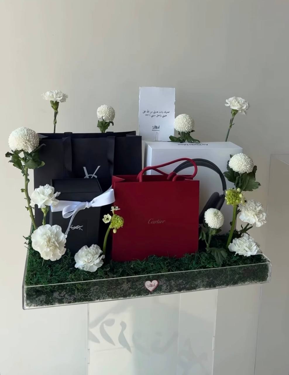 Apple, cartier, YSL سماعة وكارد هولدر وعطر من