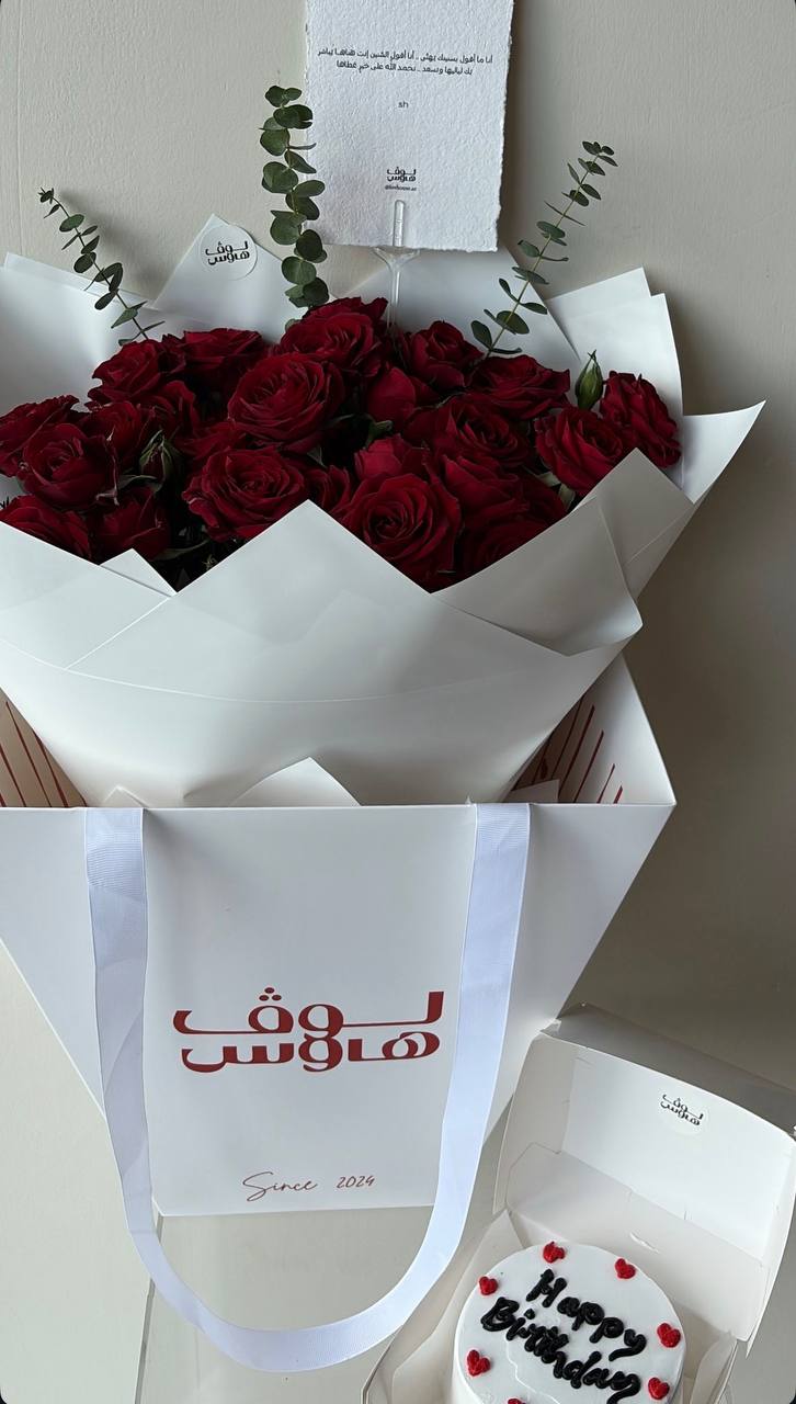 باقة حمراء مع كيكة