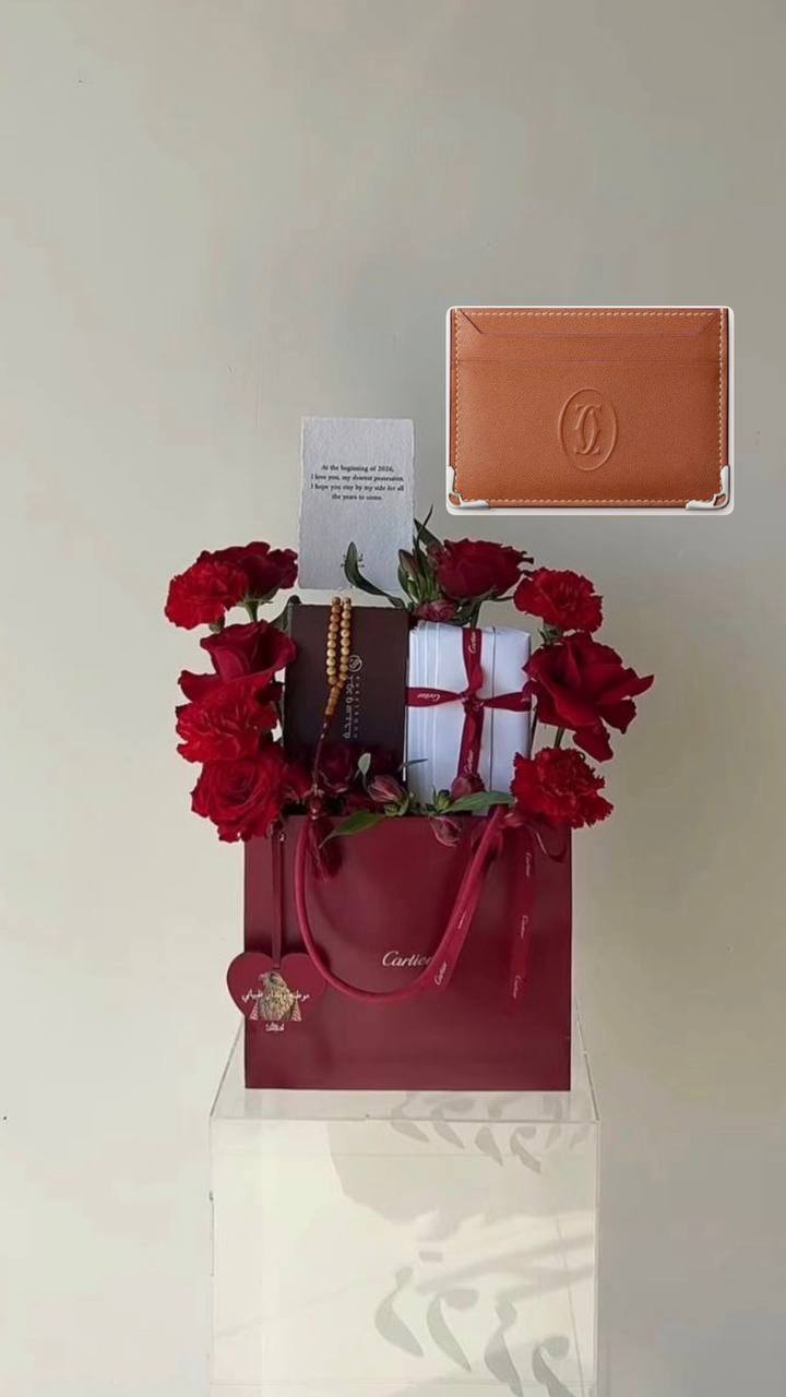 Cartier – كارد هولد ومسباح وميدالية