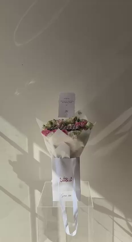 باقة وردية وبيضاء مع 1,000 كاش