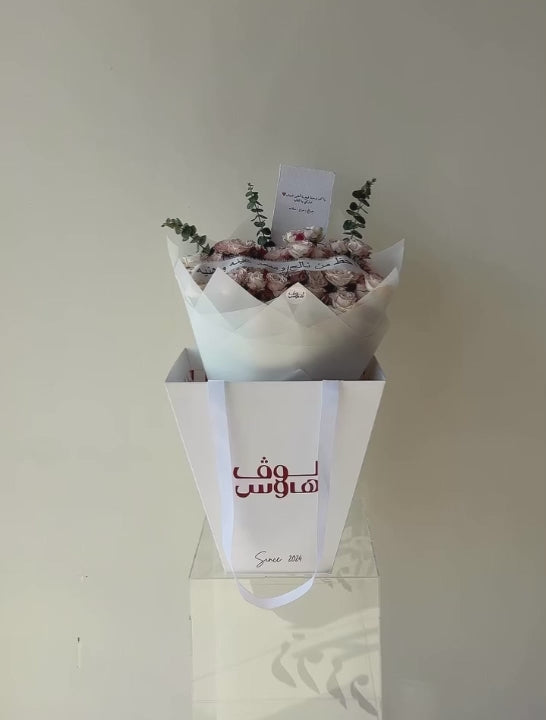 باقة وردية مع شريط قماشي